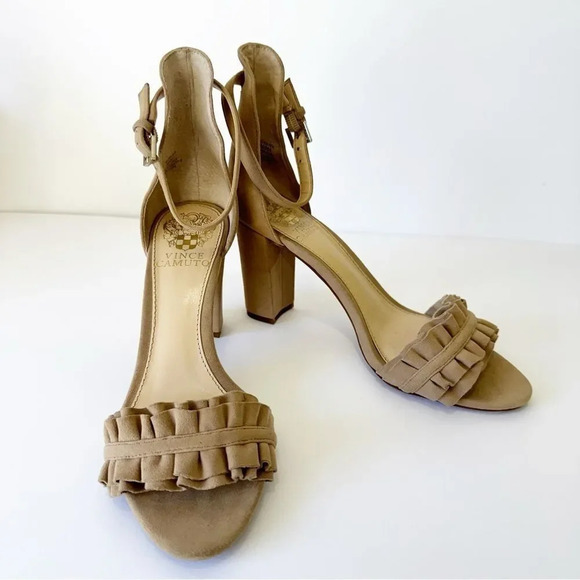 VINCE CAMUTO Carlista Taupe Tan Ruffled Pleated Block Sandal Size 6.5 Neutral - Picture 3 of 6